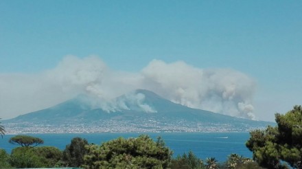 Vesuvio ancora in fiamme, arriva l'esercito